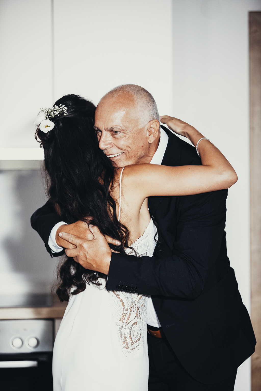 Der Brautvater umarmt seine Tochter.