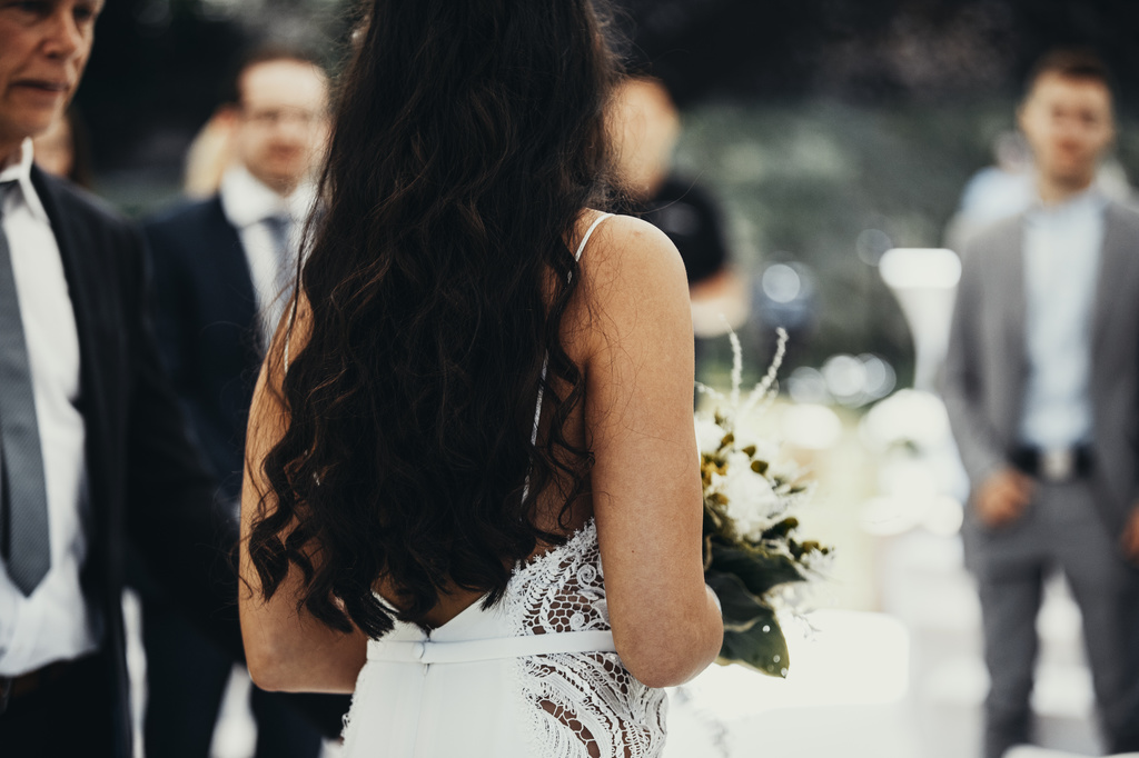 Die Braut zeigt den Gästen Ihr Kleid.