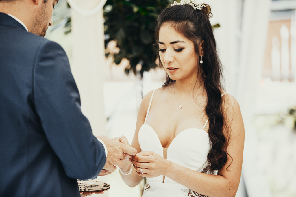 Die Braut hat den Ring für den Bräutigam.