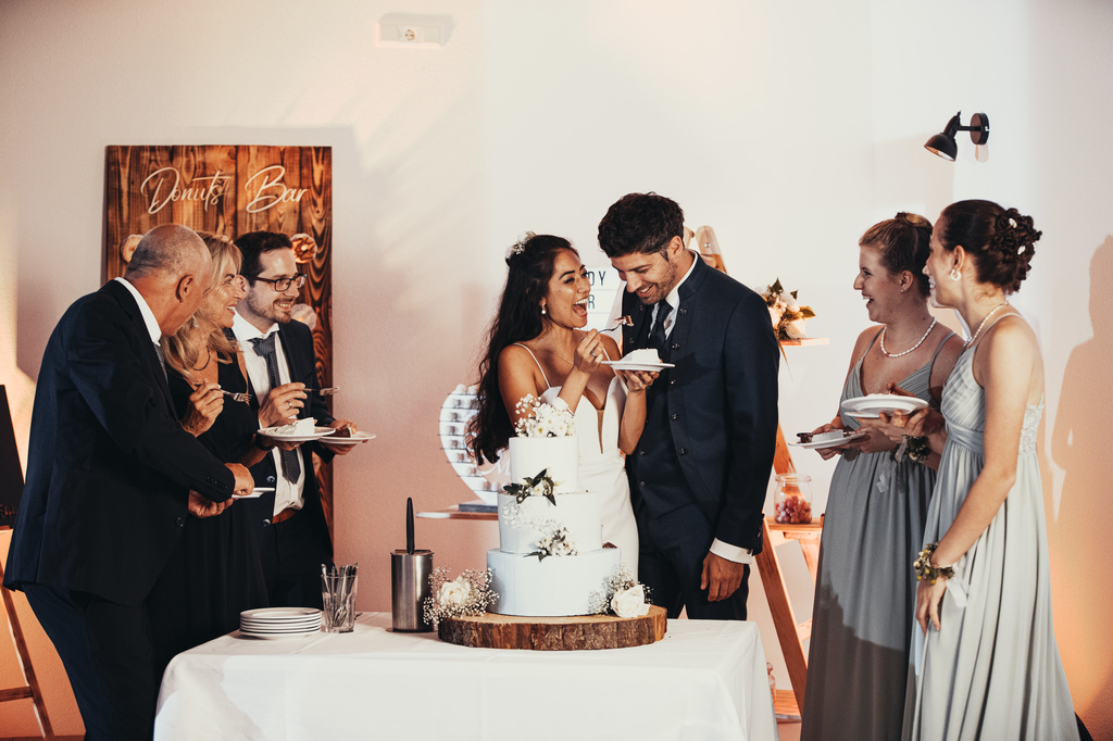 Die Braut gibt dem Bräutigam ein Stück Torte.