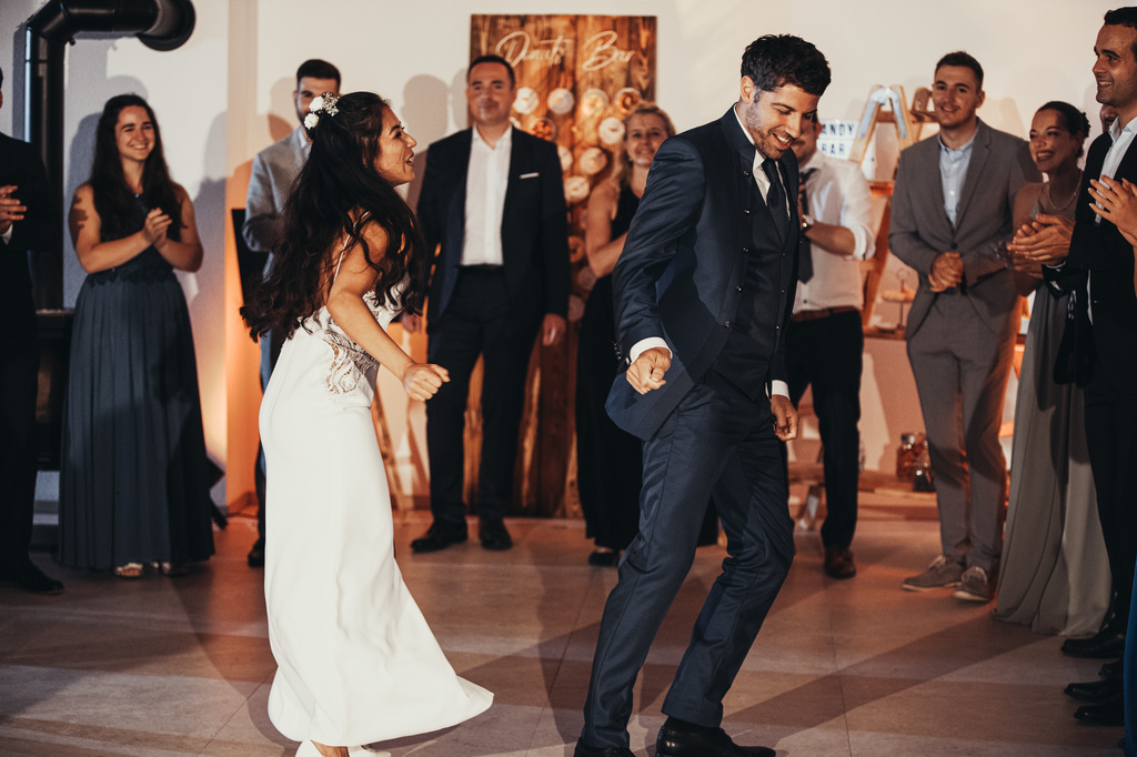 Das Paar tanzt.