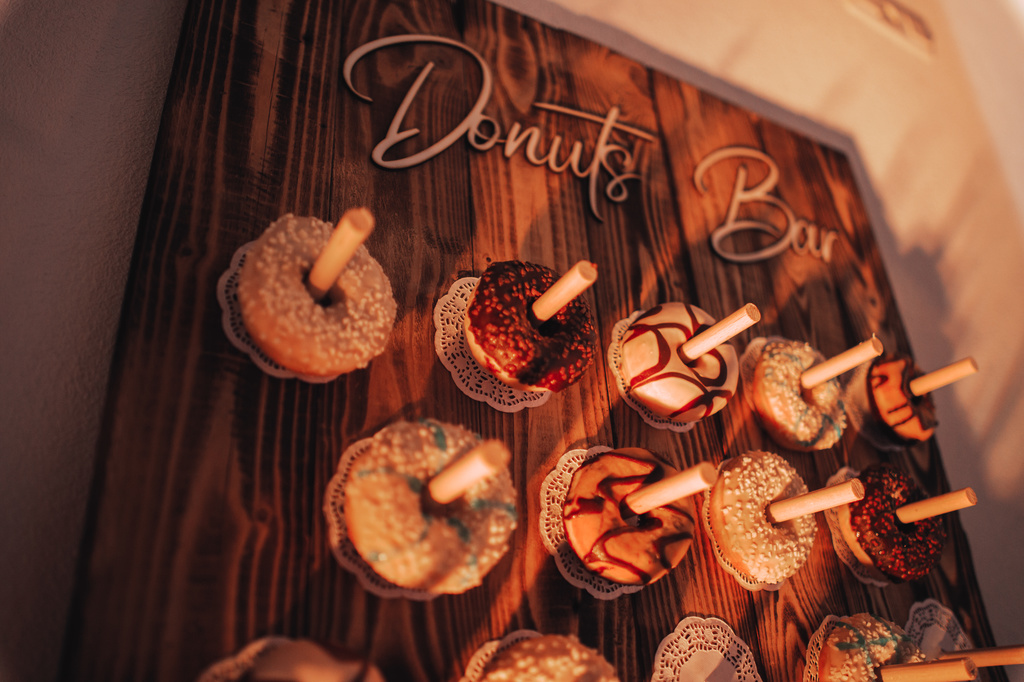 Donuts-Bar mit den Donuts.