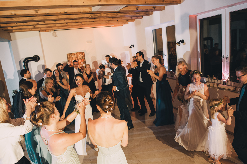 tanzendes Brautpaar und Gäste