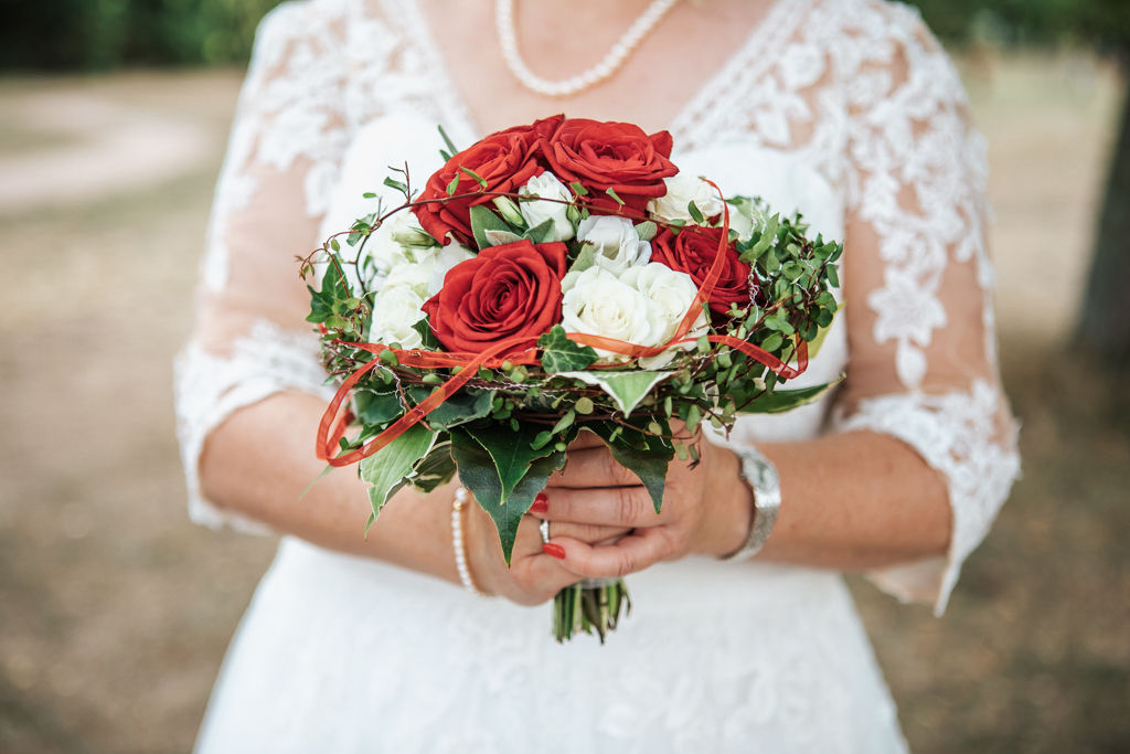Die Braut mit dem Blumenstrauß.