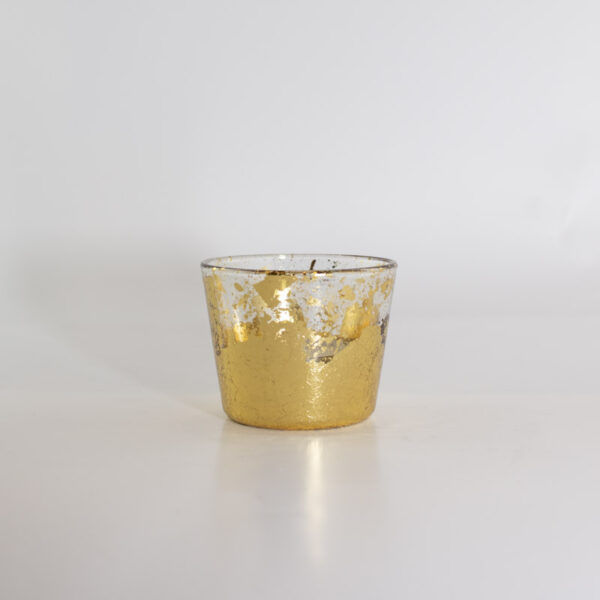Ein Teelichtglas in Blattgold zum dekorieren.