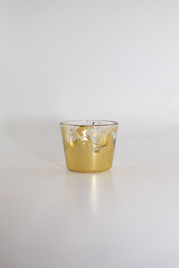 Ein Teelichtglas in Blattgold zum dekorieren.