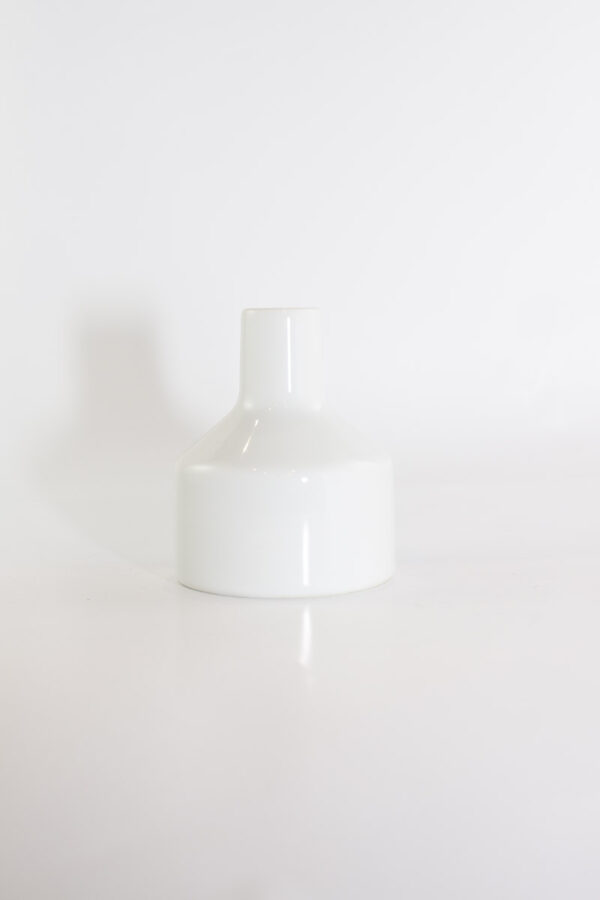 Eine Porzellan Vase in Weiß zum dekorieren