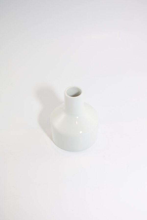 Eine Porzellan Vase in Weiß zum dekorieren