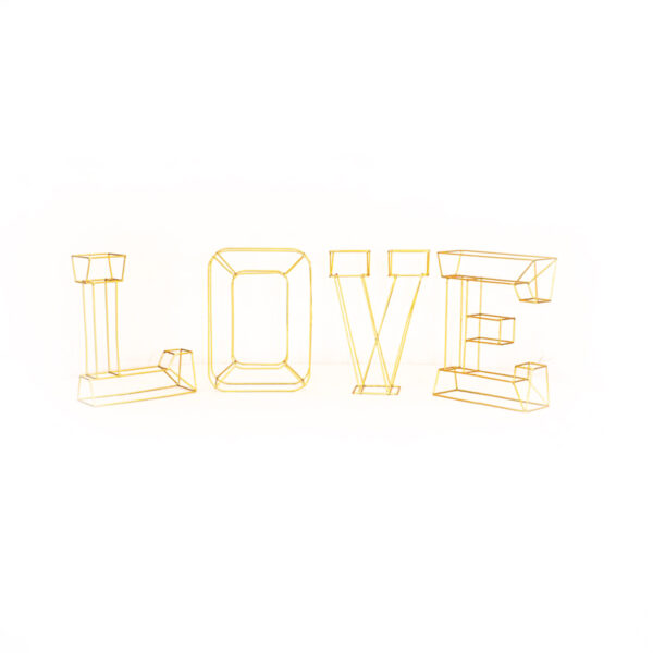 Love Buchstaben aus Gold zum dekorieren.
