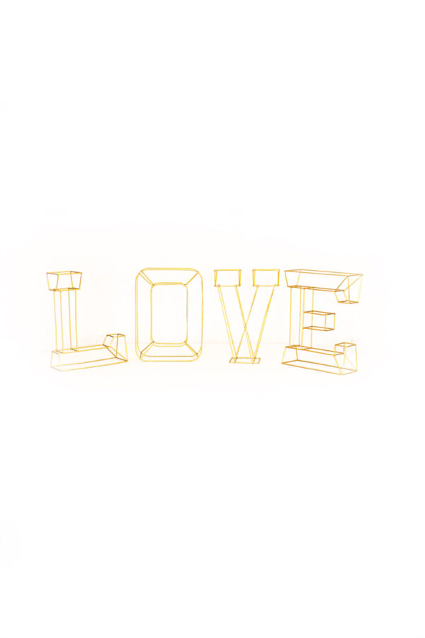 Love Buchstaben aus Gold zum dekorieren.