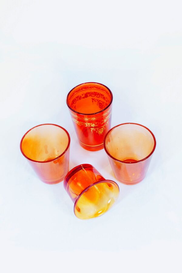Ein Teelichtglas in Orange zum dekorieren.