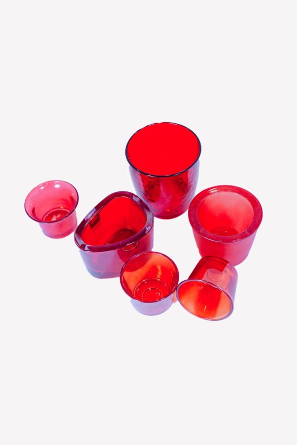 Ein Teelichtglas in Rot zum dekorieren.